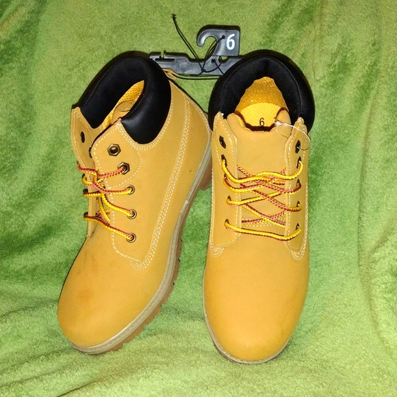 Boys size 6 combat boots - Picture 2 of 6